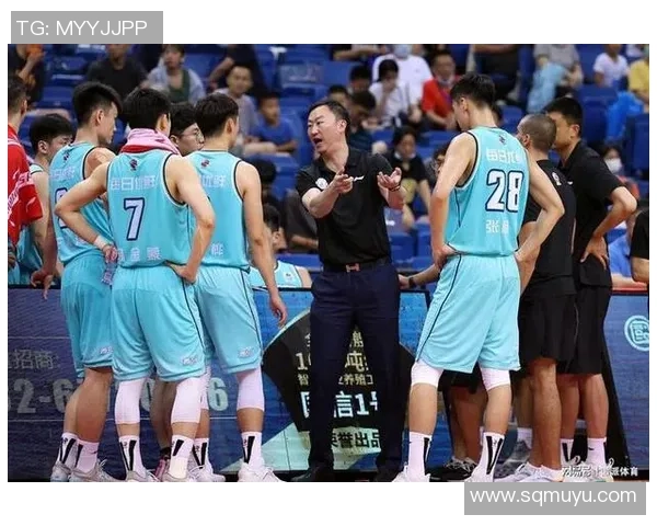 青岛男篮与广州男篮激战正酣谁能在这场对决中笑到最后